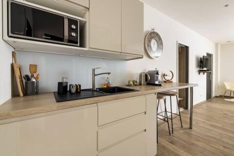 Studio Chic Avec Salon Et Terrasse Privee Apartamento Tourcoing Exterior foto